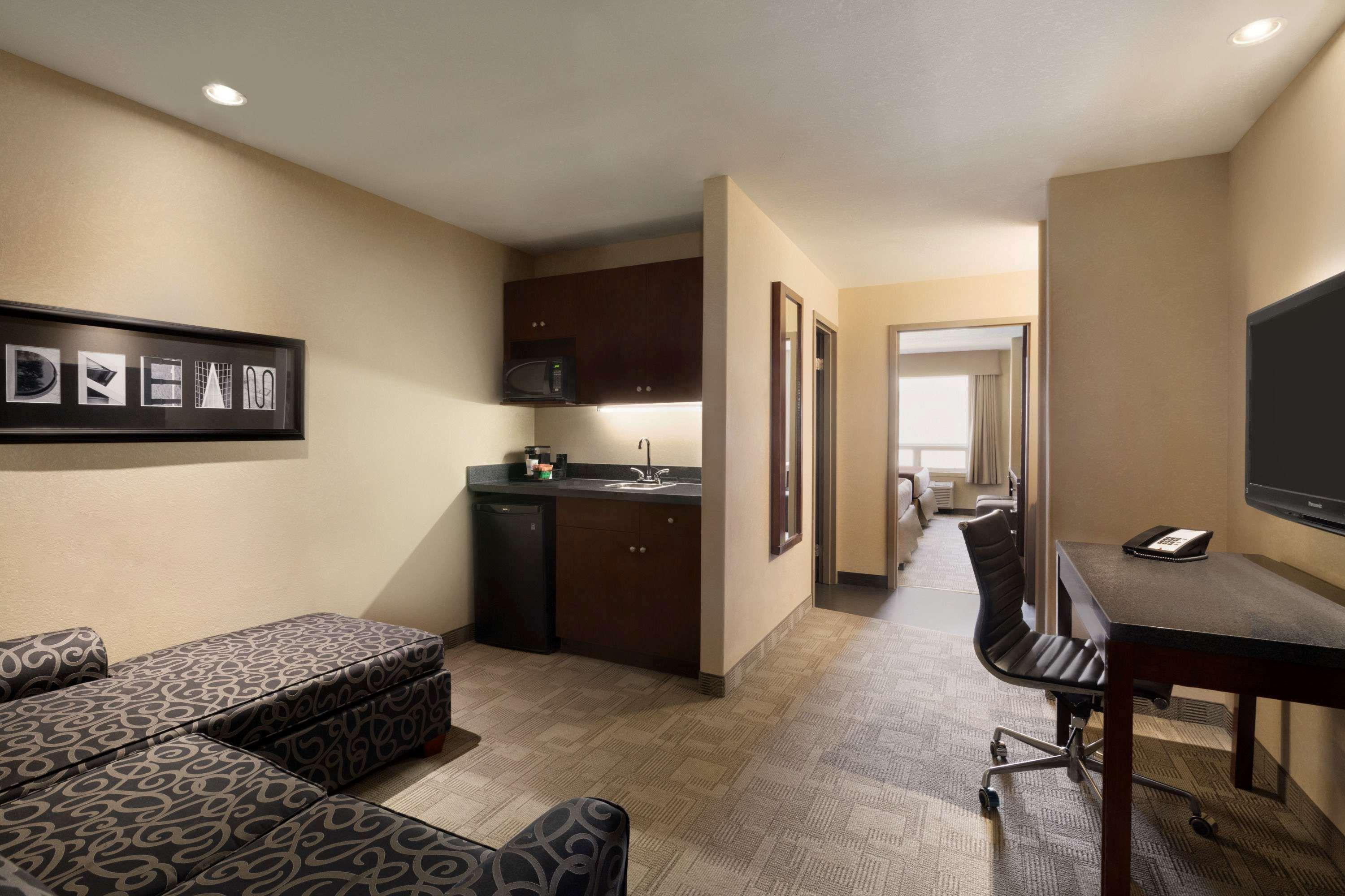 Days Inn By Wyndham Regina Airport West Exteriér fotografie