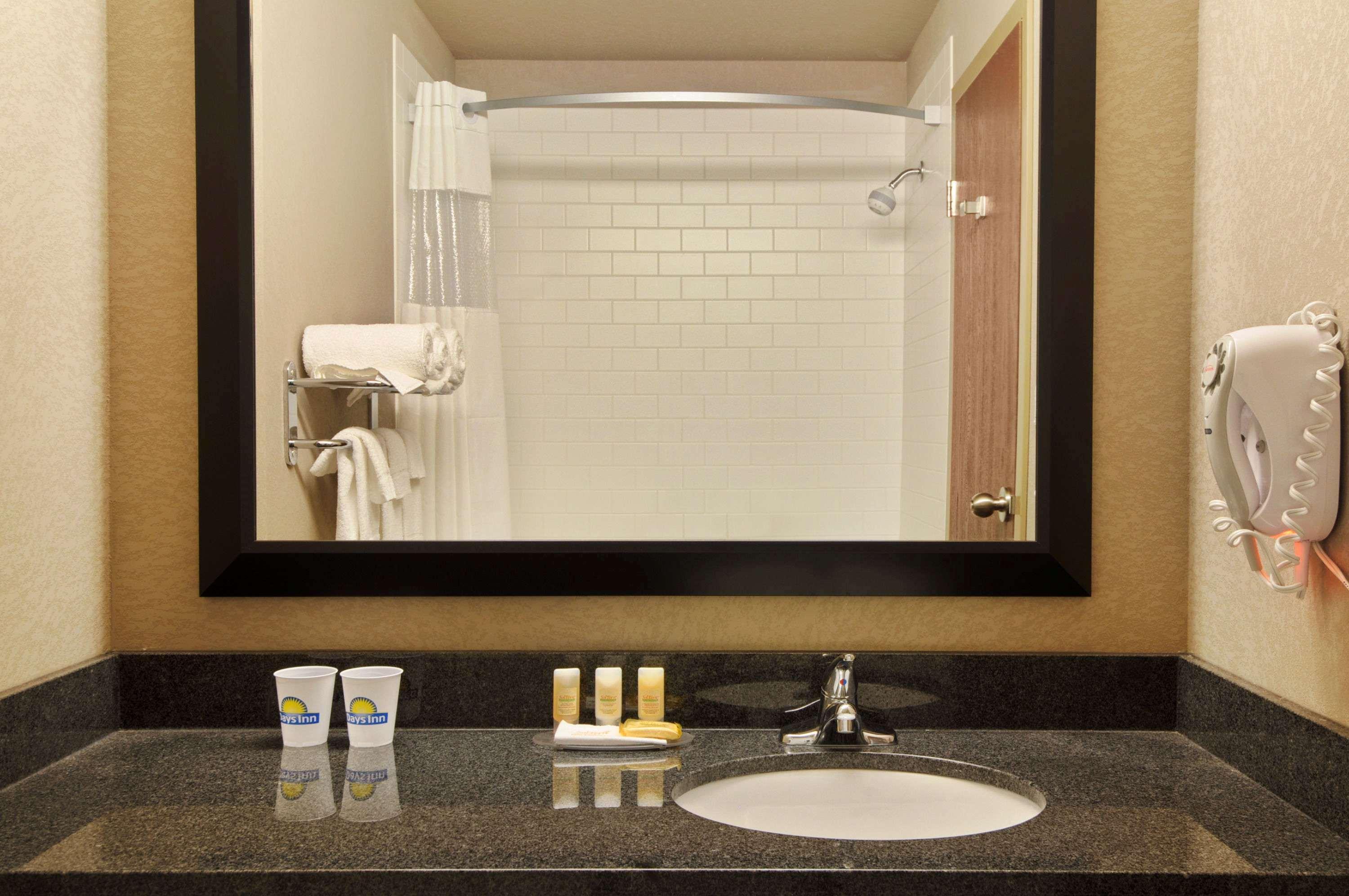 Days Inn By Wyndham Regina Airport West Exteriér fotografie